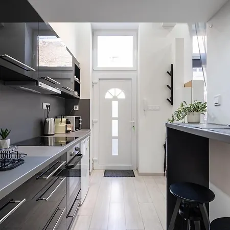 Joyous Era Apartman