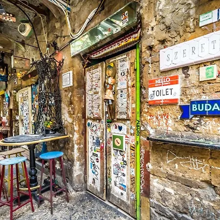 Joyous Era * Budapeşte