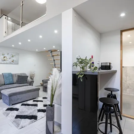 Joyous Era Budapeste