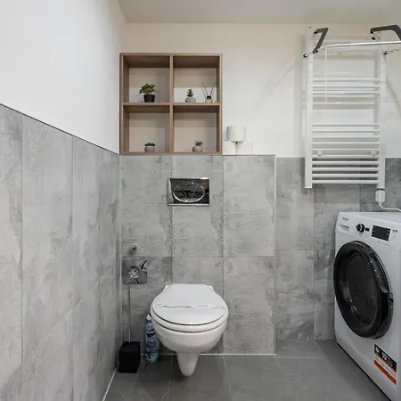 Joyous Era Budapeste